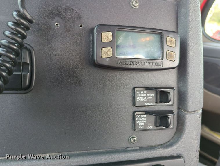 image for item MY9863 2014 Freightliner Cascadia  semi truck