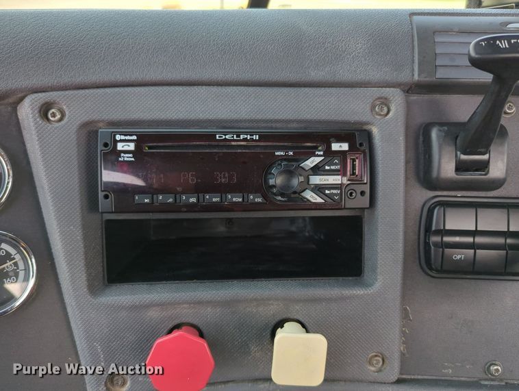 image for item MY9863 2014 Freightliner Cascadia  semi truck