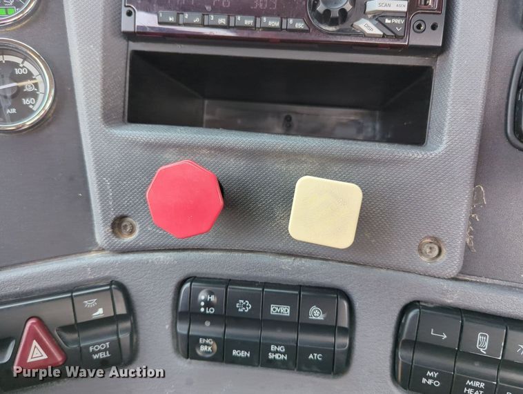 image for item MY9863 2014 Freightliner Cascadia  semi truck