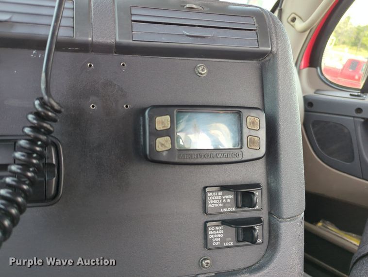 image for item MY9863 2014 Freightliner Cascadia  semi truck