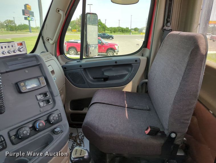 image for item MY9863 2014 Freightliner Cascadia  semi truck
