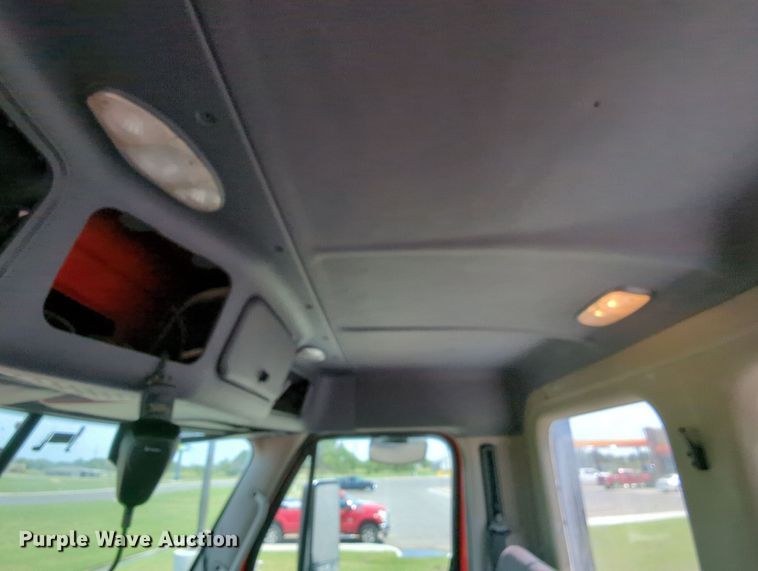 image for item MY9863 2014 Freightliner Cascadia  semi truck