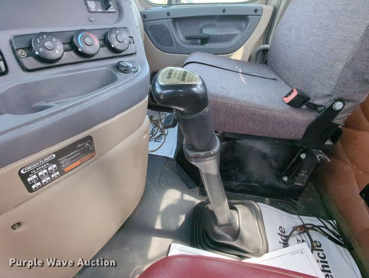 image for item MY9863 2014 Freightliner Cascadia  semi truck