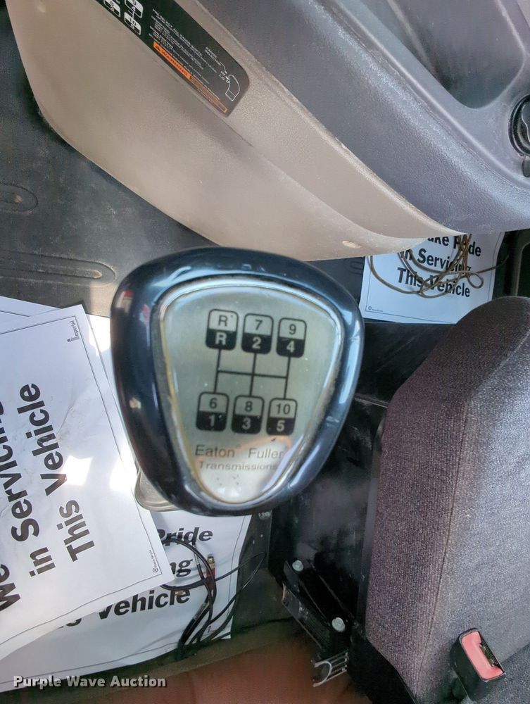 image for item MY9863 2014 Freightliner Cascadia  semi truck