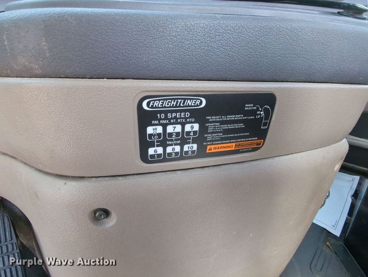 image for item MY9863 2014 Freightliner Cascadia  semi truck