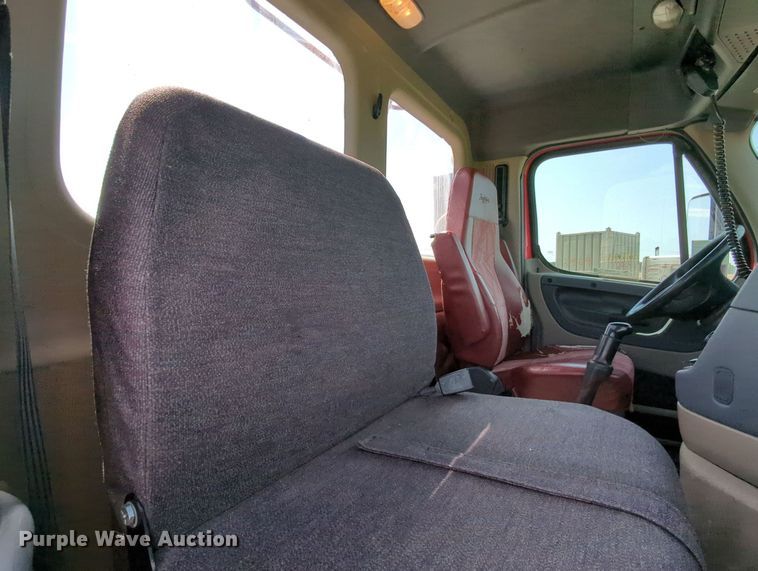 image for item MY9863 2014 Freightliner Cascadia  semi truck