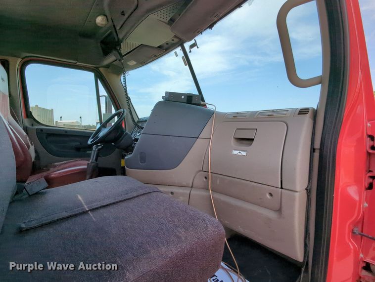 image for item MY9863 2014 Freightliner Cascadia  semi truck