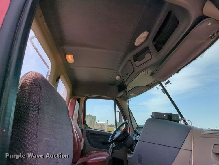 image for item MY9863 2014 Freightliner Cascadia  semi truck