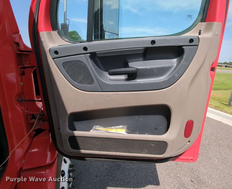 image for item MY9863 2014 Freightliner Cascadia  semi truck