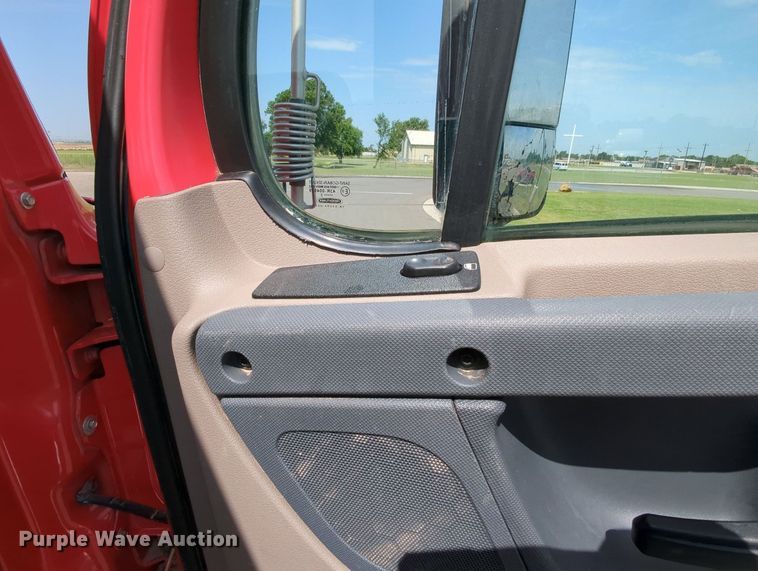 image for item MY9863 2014 Freightliner Cascadia  semi truck