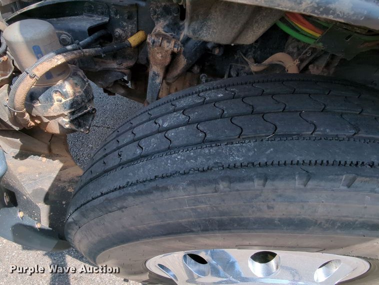 image for item MY9863 2014 Freightliner Cascadia  semi truck