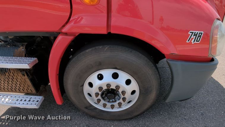 image for item MY9863 2014 Freightliner Cascadia  semi truck