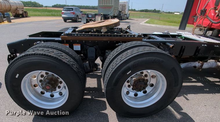 image for item MY9863 2014 Freightliner Cascadia  semi truck