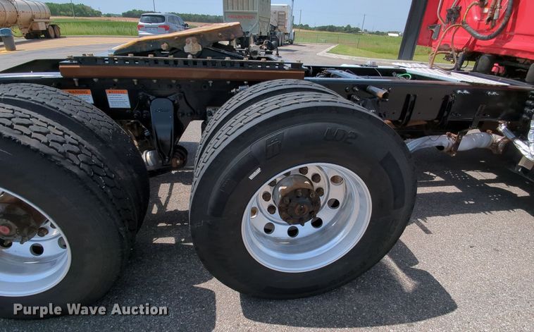 image for item MY9863 2014 Freightliner Cascadia  semi truck