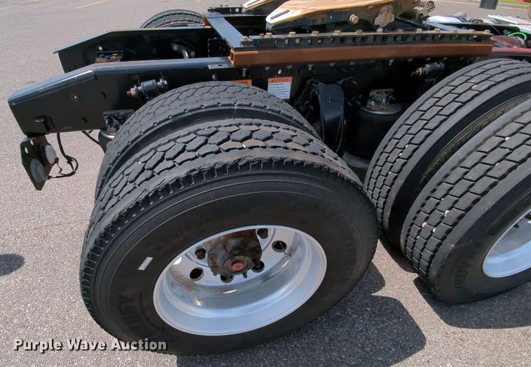 image for item MY9863 2014 Freightliner Cascadia  semi truck