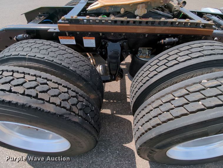 image for item MY9863 2014 Freightliner Cascadia  semi truck