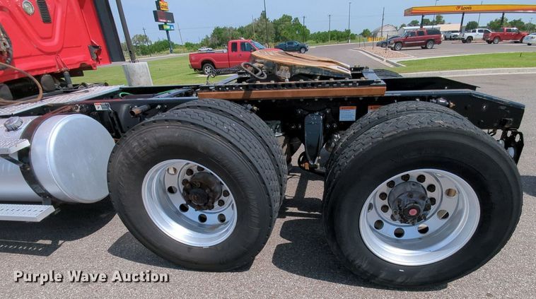 image for item MY9863 2014 Freightliner Cascadia  semi truck