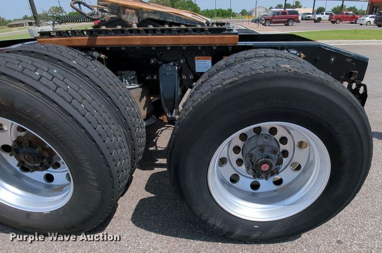 image for item MY9863 2014 Freightliner Cascadia  semi truck