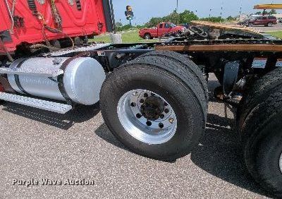 image for item MY9863 2014 Freightliner Cascadia  semi truck