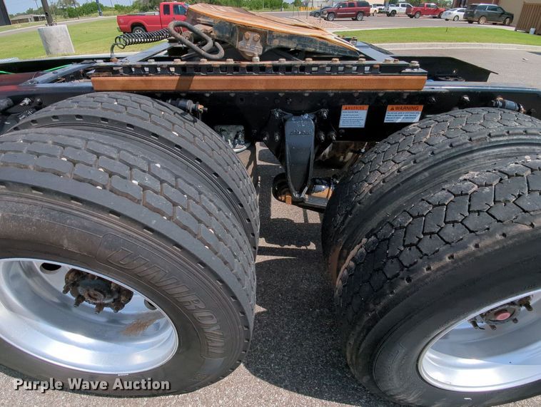 image for item MY9863 2014 Freightliner Cascadia  semi truck