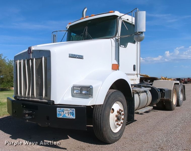 image for item MY9898 2011 Kenworth T800  semi truck
