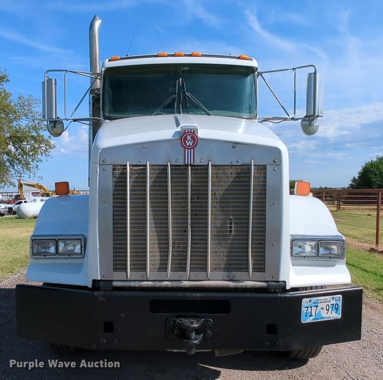 image for item MY9898 2011 Kenworth T800  semi truck