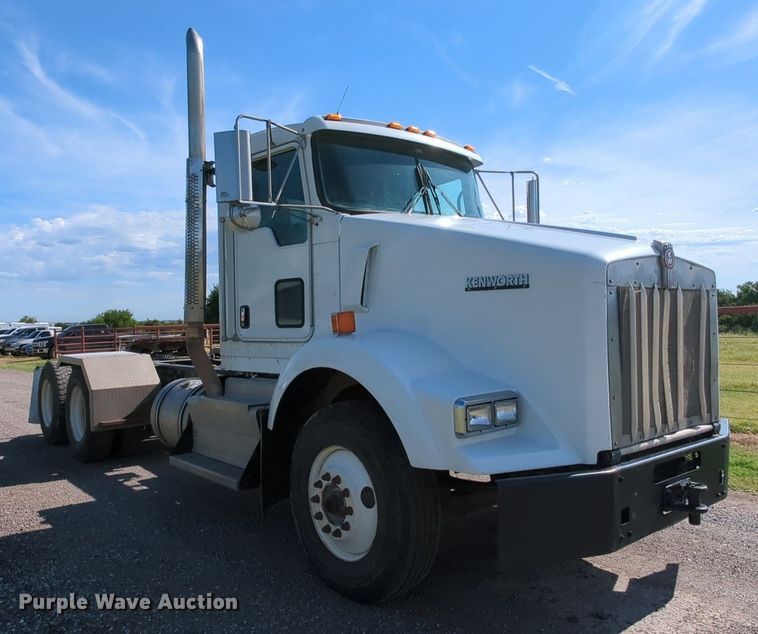 image for item MY9898 2011 Kenworth T800  semi truck