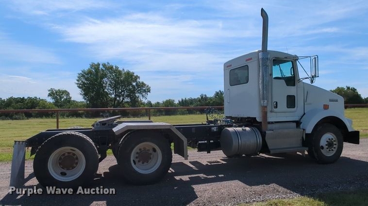 image for item MY9898 2011 Kenworth T800  semi truck