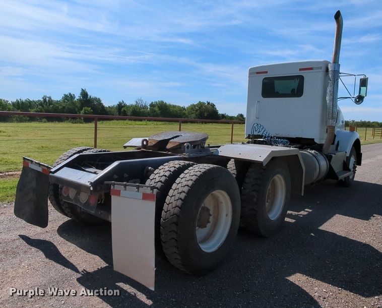image for item MY9898 2011 Kenworth T800  semi truck