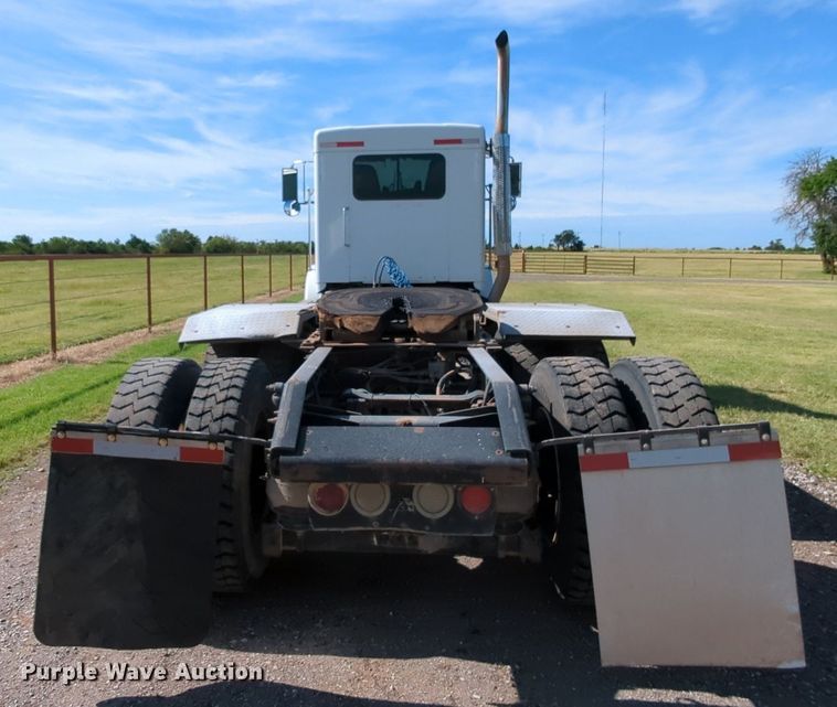 image for item MY9898 2011 Kenworth T800  semi truck