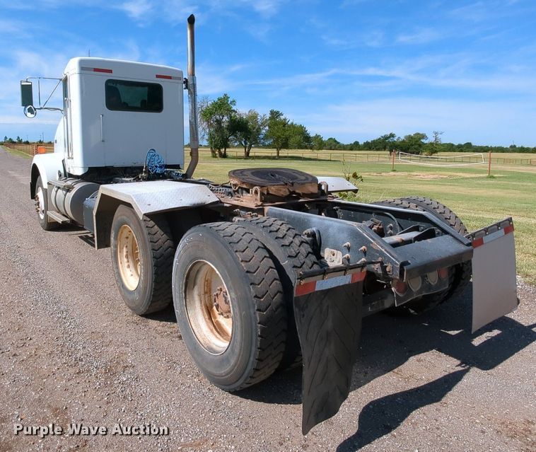 image for item MY9898 2011 Kenworth T800  semi truck
