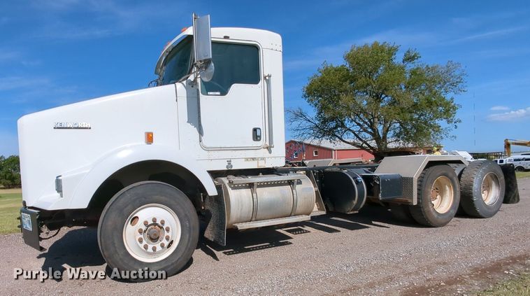 image for item MY9898 2011 Kenworth T800  semi truck