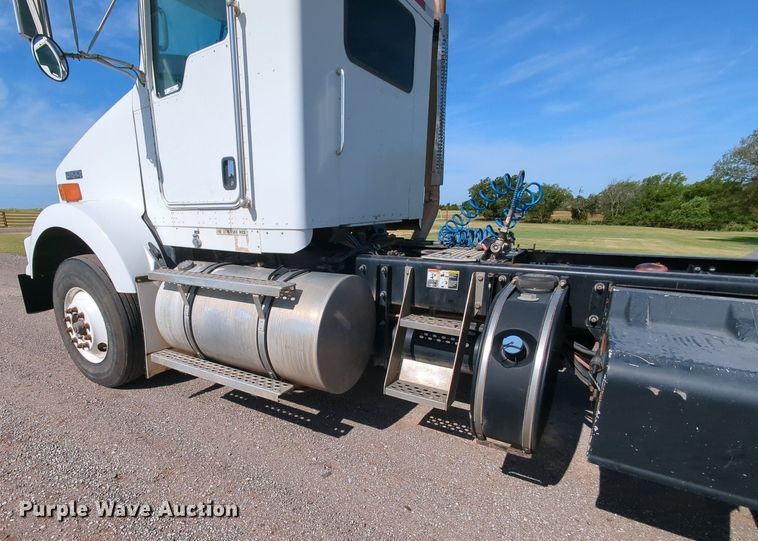 image for item MY9898 2011 Kenworth T800  semi truck