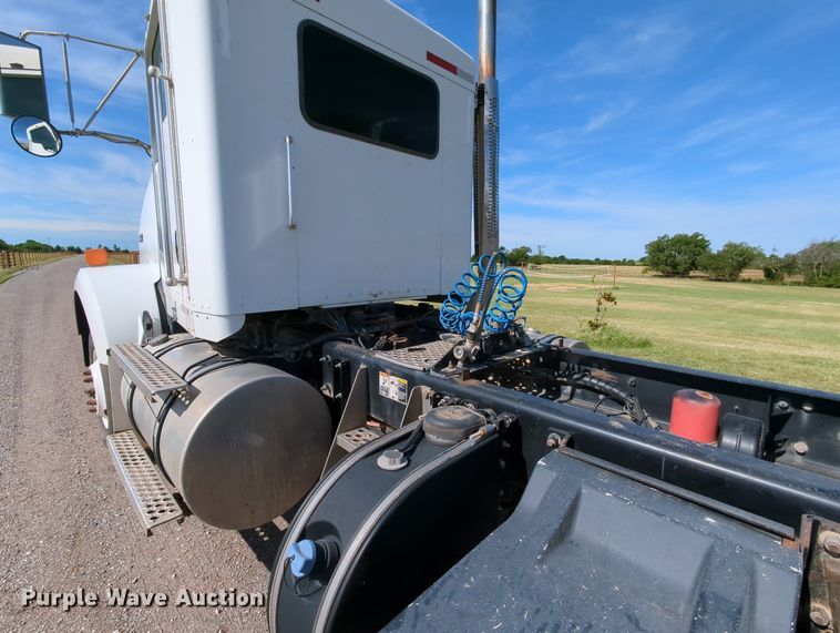 image for item MY9898 2011 Kenworth T800  semi truck