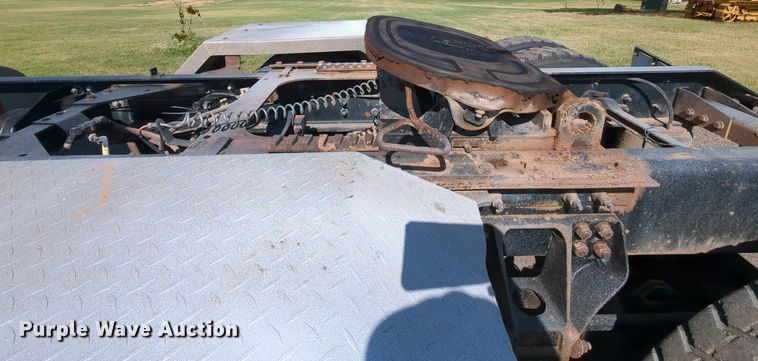 image for item MY9898 2011 Kenworth T800  semi truck