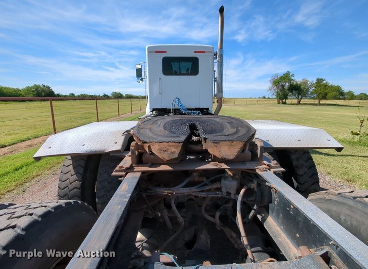 image for item MY9898 2011 Kenworth T800  semi truck