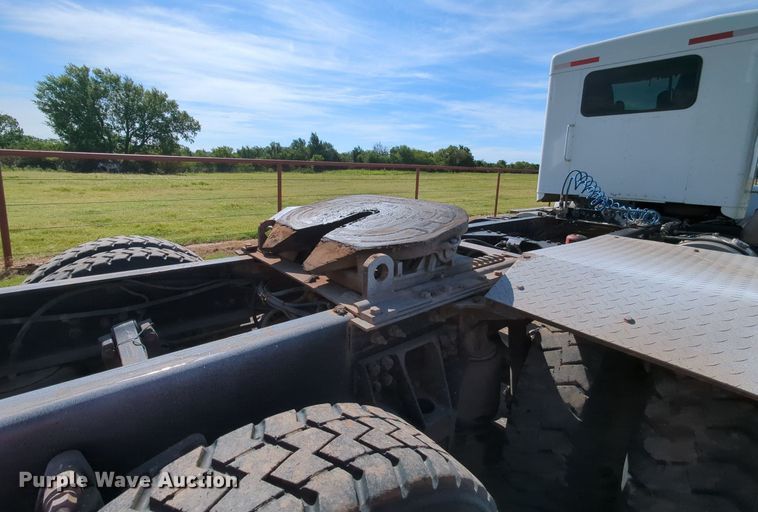 image for item MY9898 2011 Kenworth T800  semi truck