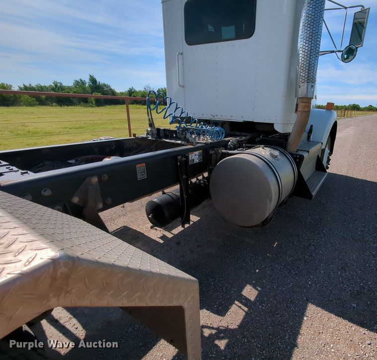 image for item MY9898 2011 Kenworth T800  semi truck