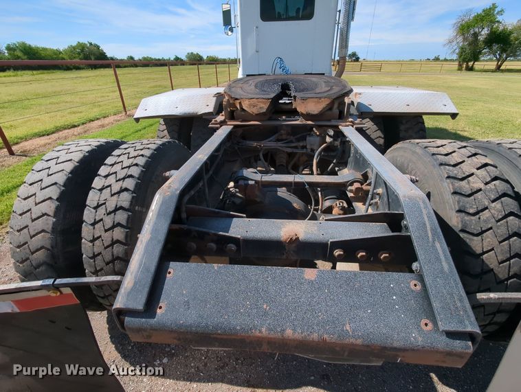 image for item MY9898 2011 Kenworth T800  semi truck