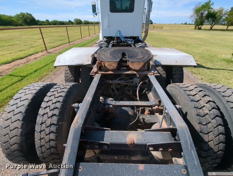 image for item MY9898 2011 Kenworth T800  semi truck