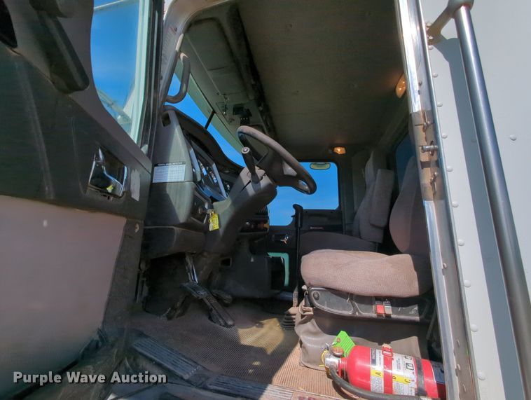 image for item MY9898 2011 Kenworth T800  semi truck