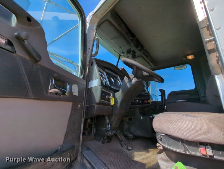 image for item MY9898 2011 Kenworth T800  semi truck