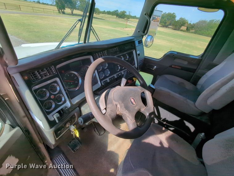 image for item MY9898 2011 Kenworth T800  semi truck