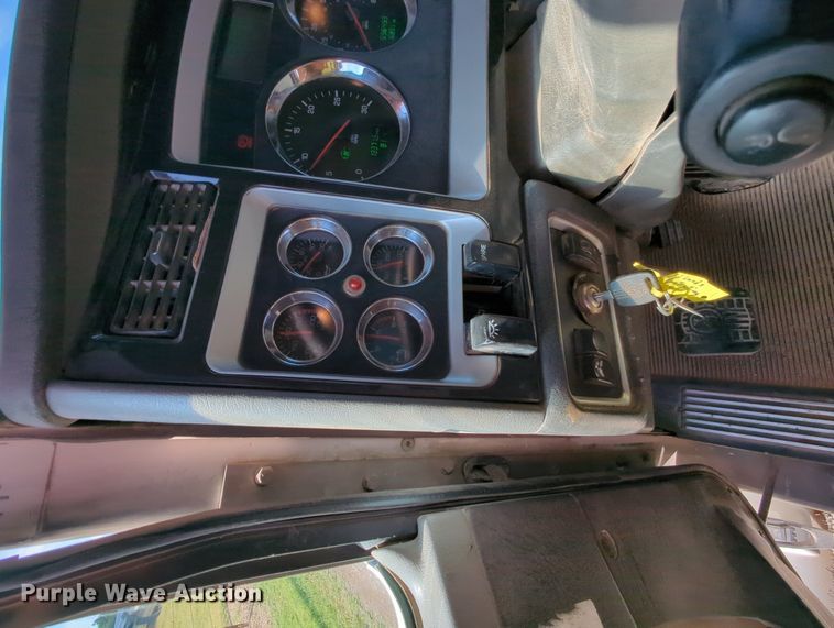 image for item MY9898 2011 Kenworth T800  semi truck