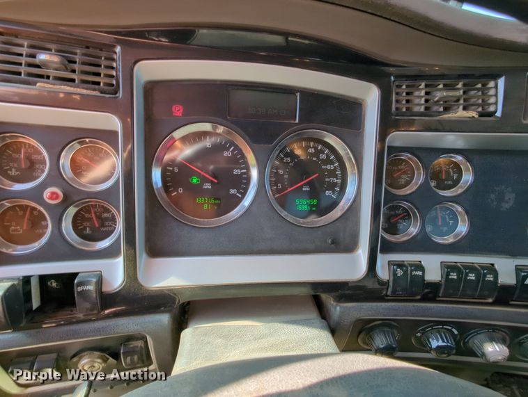 image for item MY9898 2011 Kenworth T800  semi truck