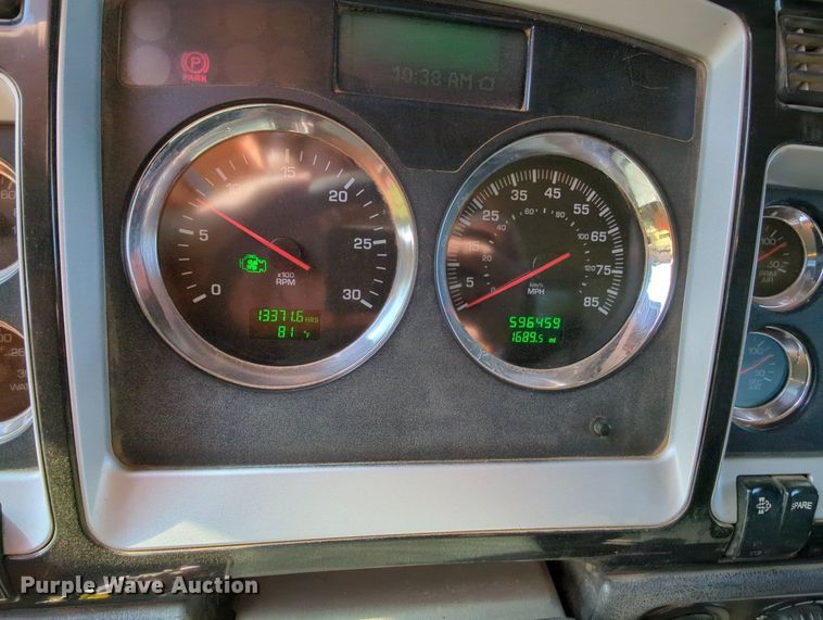 image for item MY9898 2011 Kenworth T800  semi truck