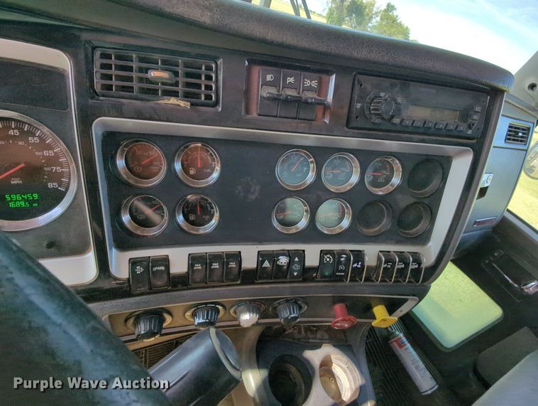 image for item MY9898 2011 Kenworth T800  semi truck