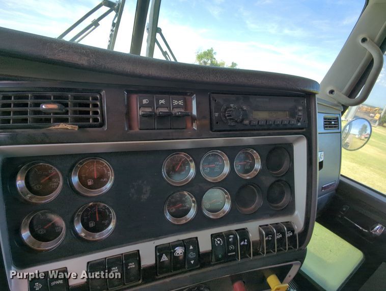 image for item MY9898 2011 Kenworth T800  semi truck