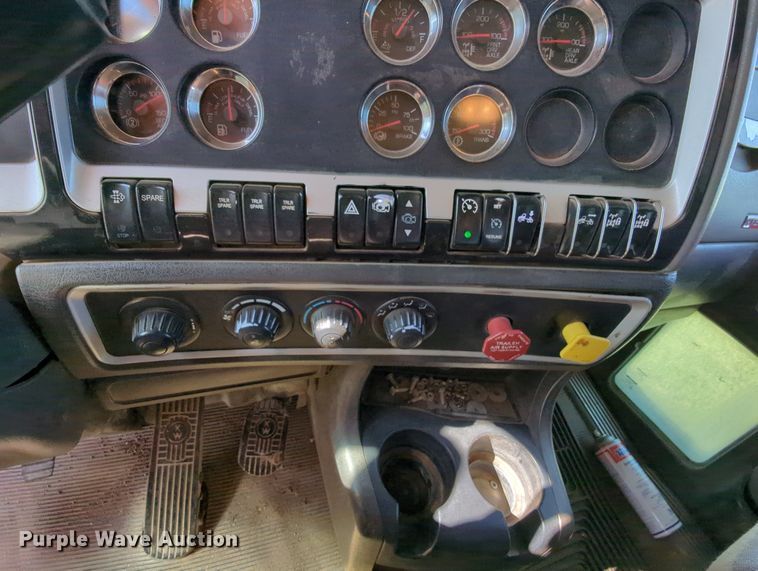 image for item MY9898 2011 Kenworth T800  semi truck