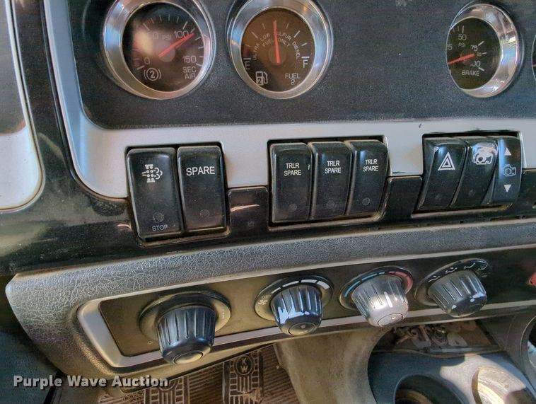 image for item MY9898 2011 Kenworth T800  semi truck